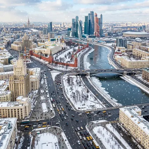 Bustling Moscow Cityscape: Rich History & Modern Progress