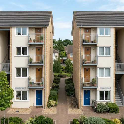 Modern 1-Bedroom Flats: 3 Floors of Comfort