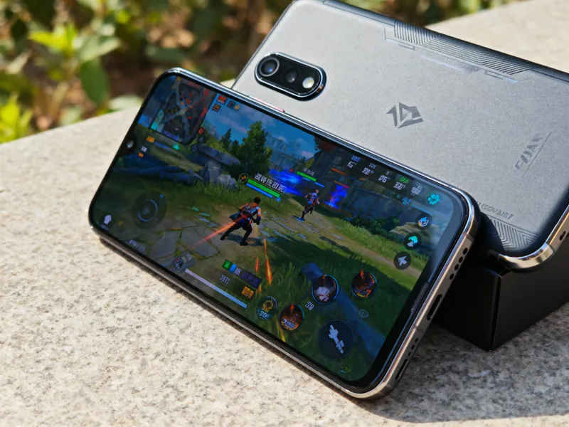 Full-Screen Gaming Phone Design