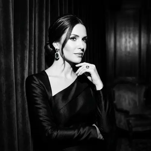 Elegant Glamour Portraits with Dramatic Lighting