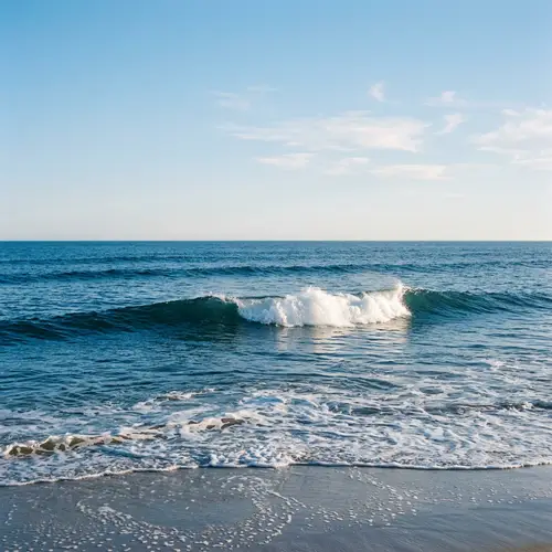 Serene Ocean Waves: Minimalist View of Nature