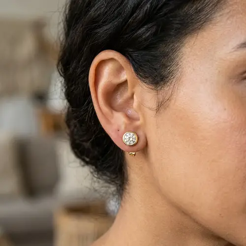 Stunning 1 Carat Diamond Earstuds in Yellow Gold