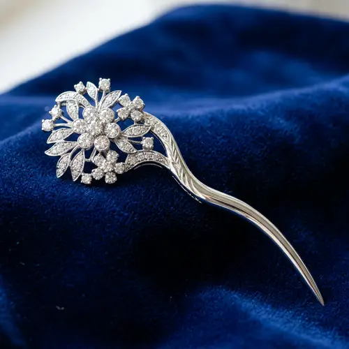 Elegant Silver Hairpin with Diamond Cluster Design