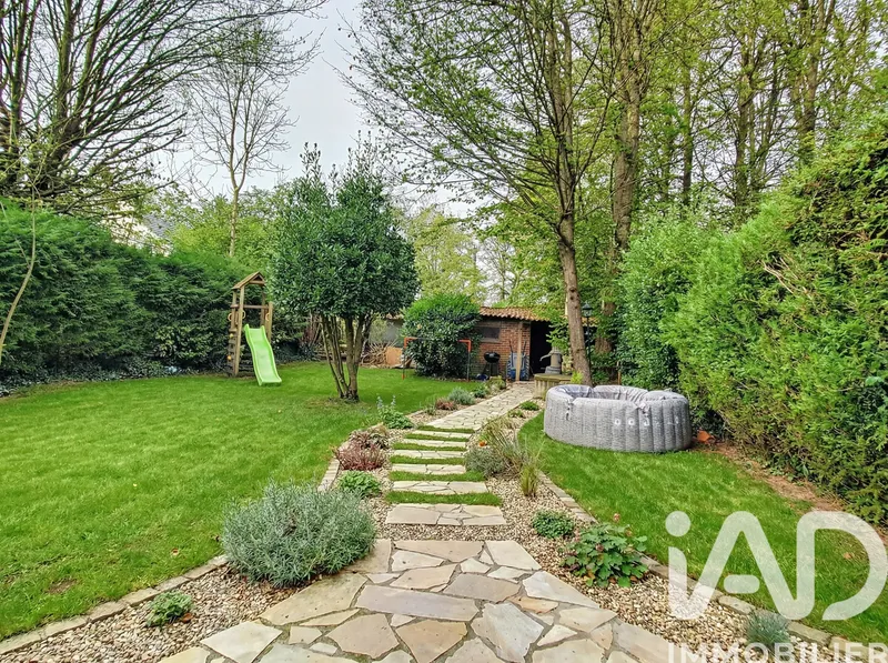 Garden Layout Ideas with Grass and Stone Pathways