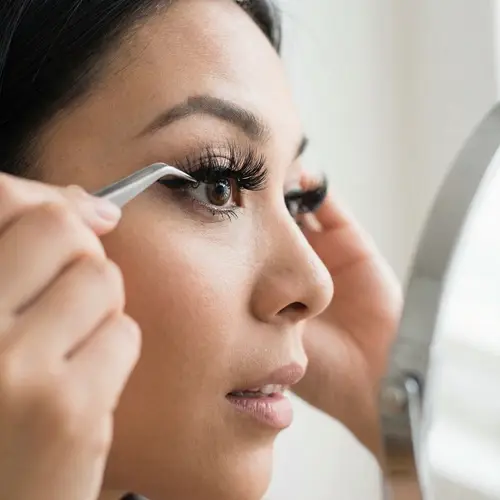 Voluminous False Eyelashes for Dramatic Eye Transformation