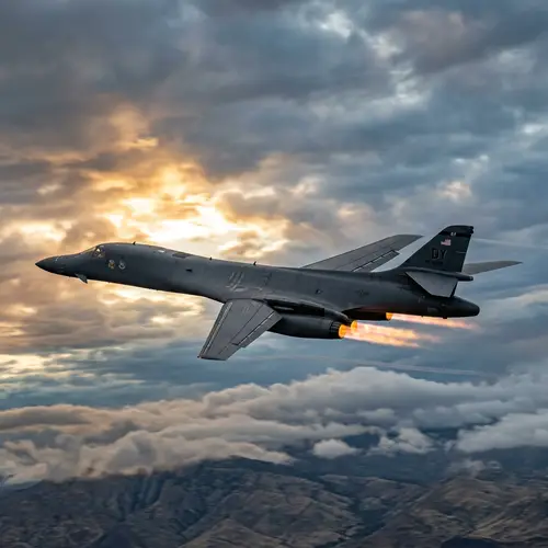 B-1 Bomber Aircraft | US Air Force Heavy Bomber in Flight