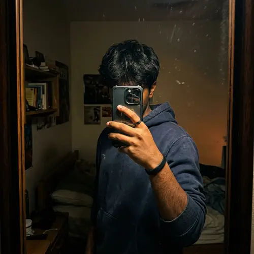 Anonymity in Mirror Selfies: A Trendy iPhone Shot