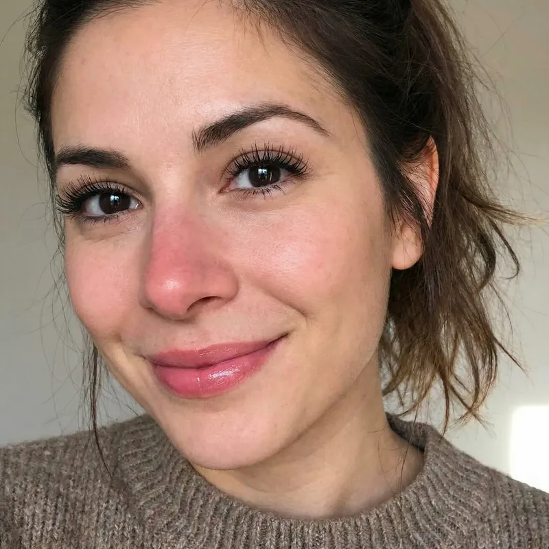 Captivating Black Eyes, Natural Pouty Pink Lips & Luminescent Glow