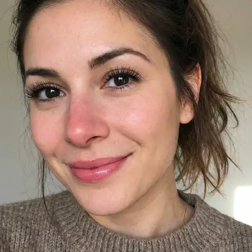 Captivating Black Eyes & Glossy Pink Lips - Beauty Inspiration