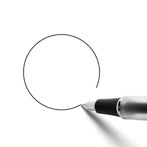 Penna che disegna un tratto circolare in bianco e nero