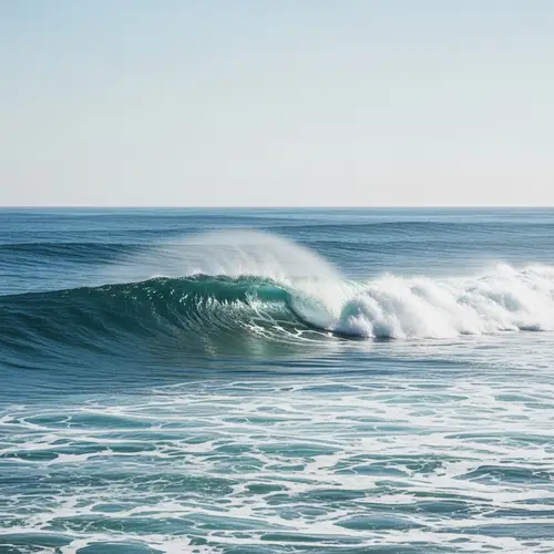 Serene Ocean Waves: Minimalist View of Nature