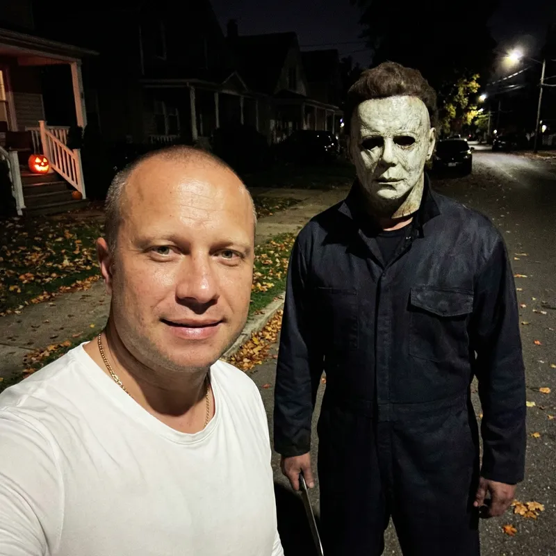 Selfie with Michael Myers: Spooky Halloween Vibes