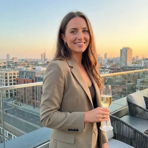 Stunning Tinder Photos to Attract Wealthy Matches