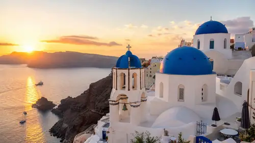 Stunning Santorini: Whitewashed Wonders & Blue Domes