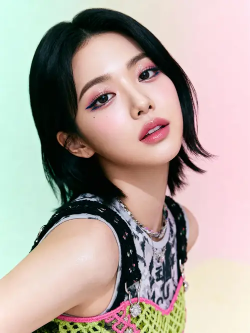 Stylish K-Pop Idol Portrait: Modern Seoul Fashion