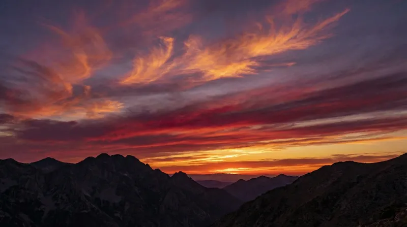 Dramatic Sunset: Orange and Magenta Views
