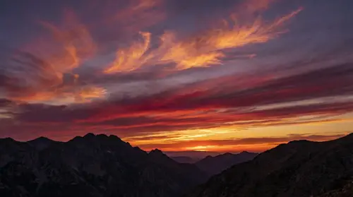 Dramatic Sunset: Orange and Magenta Views