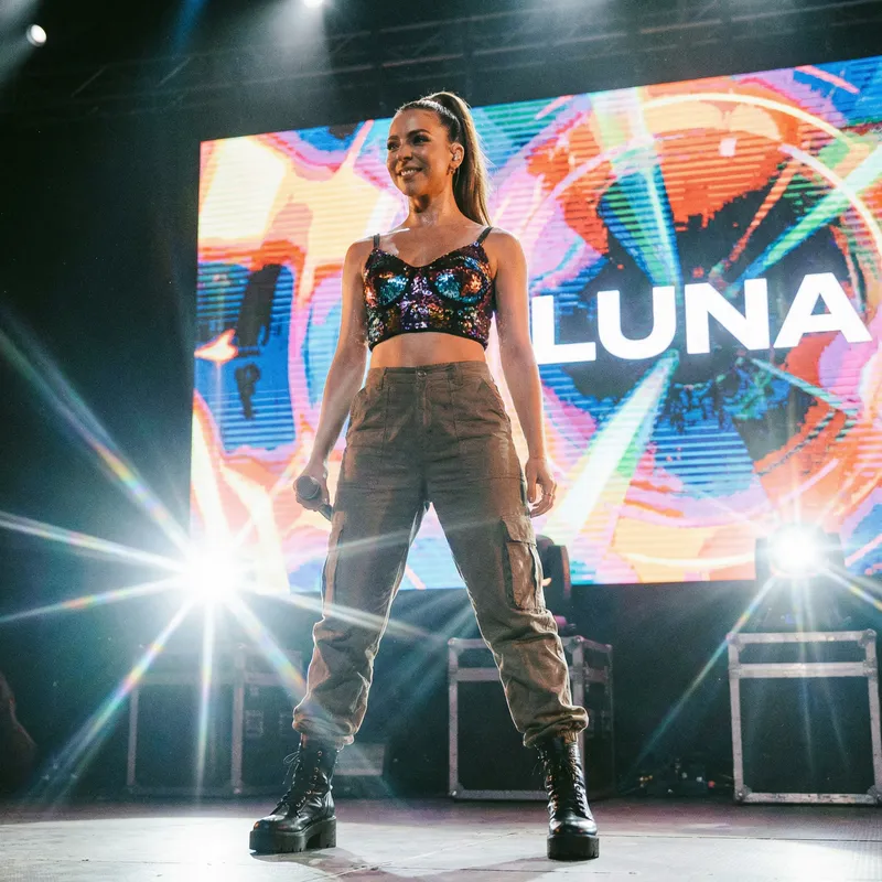 Ariana Grande: Powerful & Elegant Pop Star Singer On Stage