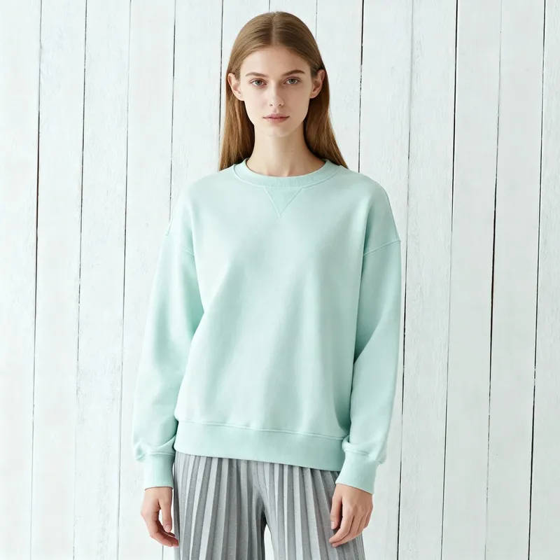 Chic Slim Woman in Mint Sweatshirt with Scandinavian Style