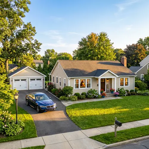 Stunning Ranch Style House with Garage & BMW