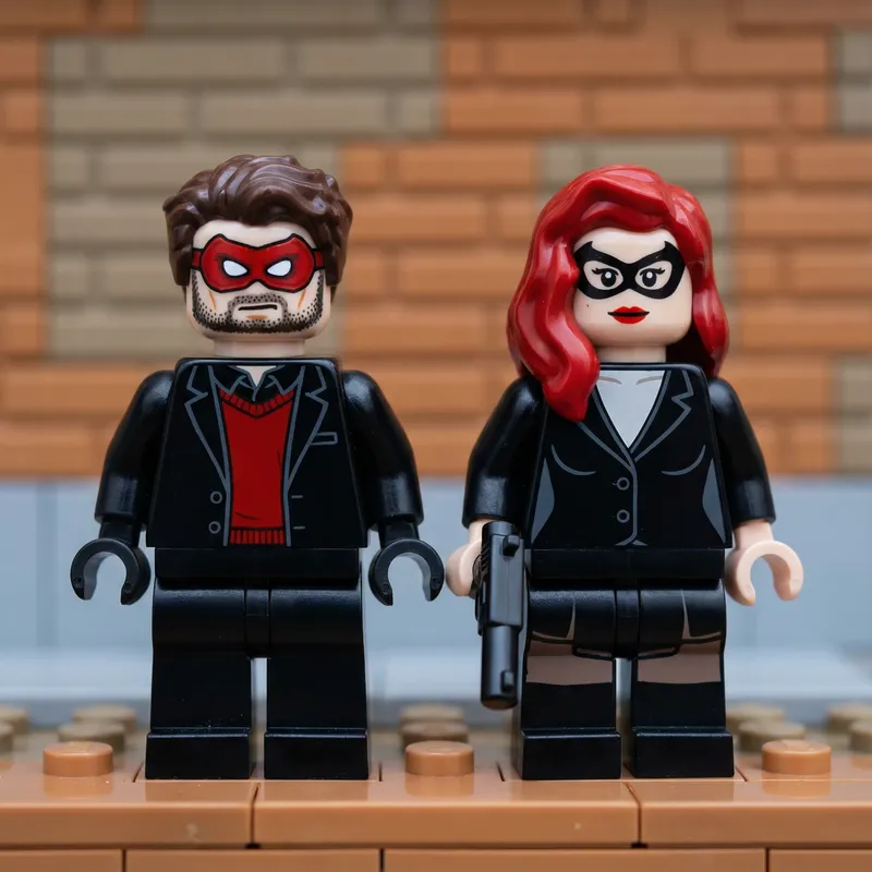Scarlet Mask & Femme Fatale LEGO Minifigures Scarlet Mask & Femme Fatale LEGO Minifigures