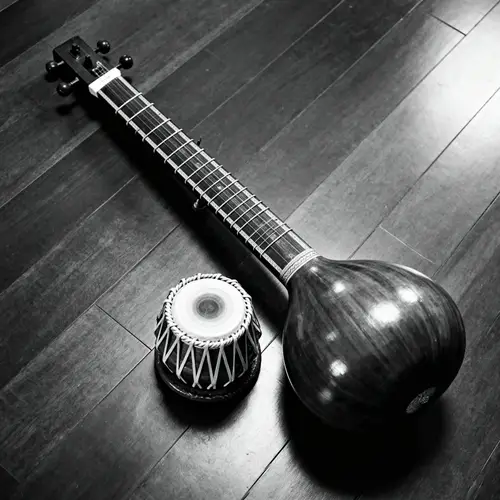 Black and White Tanpura and Tabla Set Image