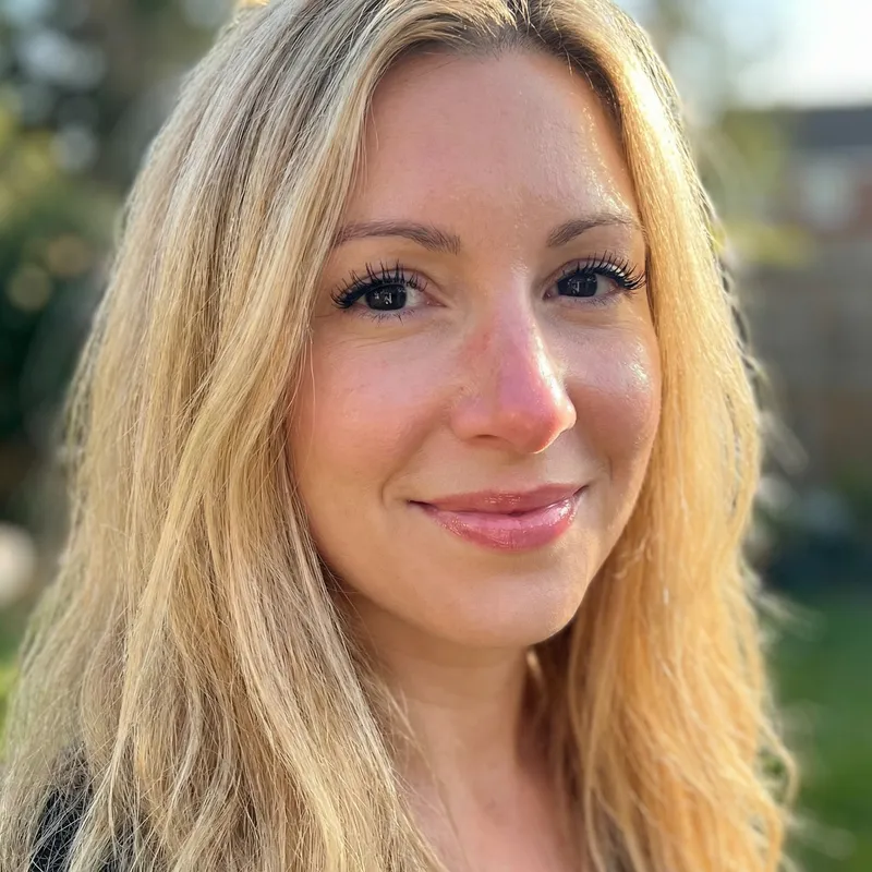 Captivating Women with Blonde Hair and Enchanting Black Eyes Captivating Women with Blonde Hair and Enchanting Black Eyes