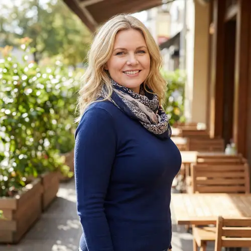 Stunning Busty Blonde Models Online