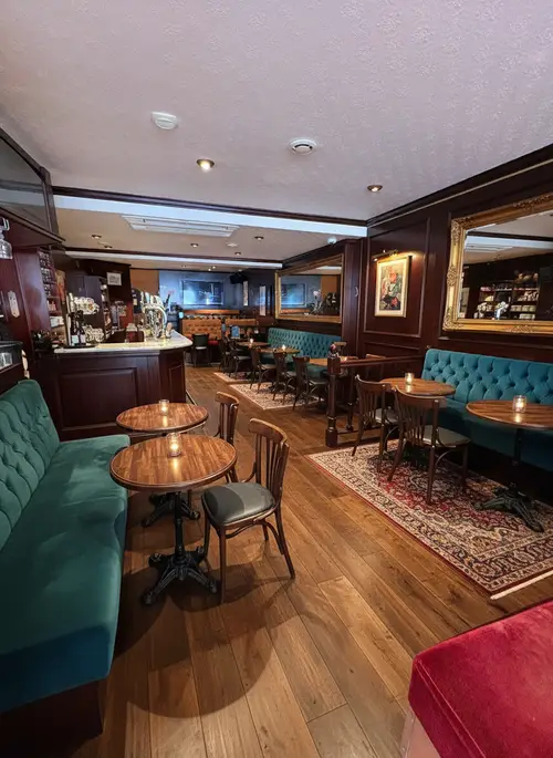 Elegant Vintage Bar Décor with Modern Touches