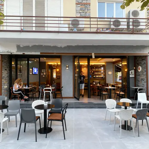 Modern Cafe Decor Ideas in Gray, Brown & Black