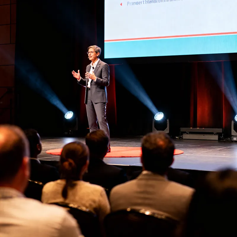 Keynote Speaker Photos: Captivating & Realistic