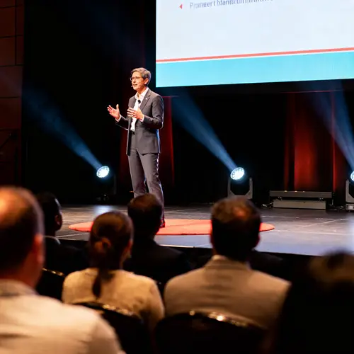 Keynote Speaker Photos: Captivating & Realistic