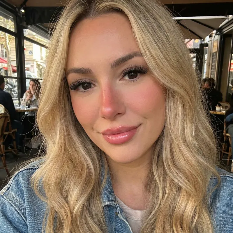 Radiant Pop Singer Look: Blonde, Black-Eyed Beauty with Pouty Lips & Blush