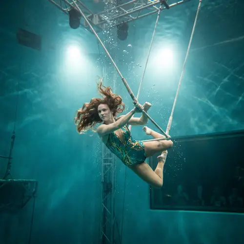 Underwater Trapeze Performance: Darya Vintolova - Matrix Feeling