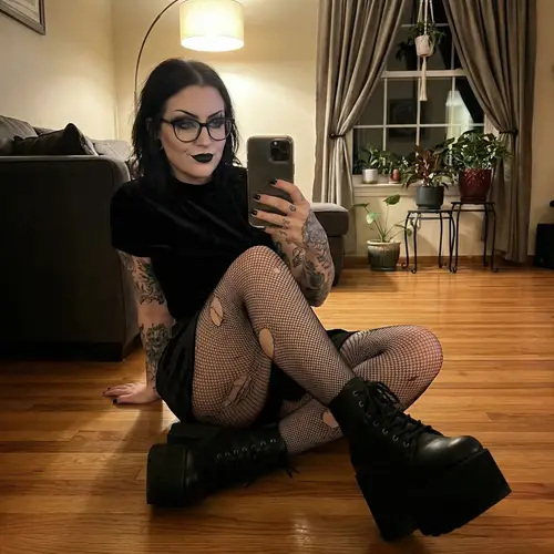 Seductive Gothic Beauty in Ultra HD