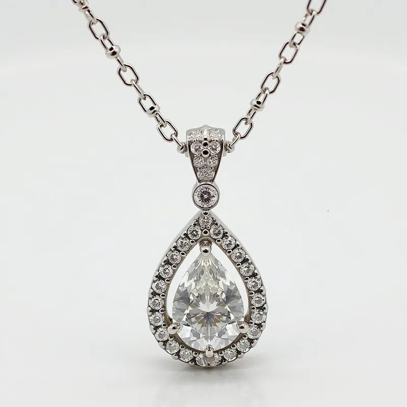 Elegant Diamond Teardrop Necklace in White Gold Elegant Diamond Teardrop Necklace in White Gold