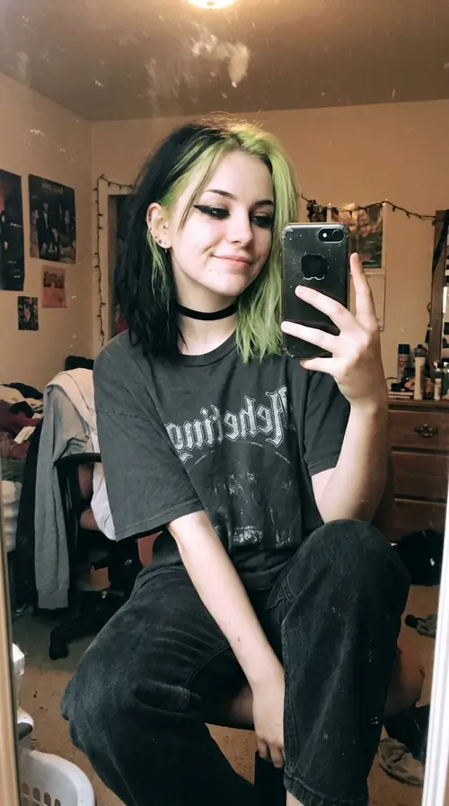 Stunning Alternative Girl: iPhone 7 Mirror Selfie