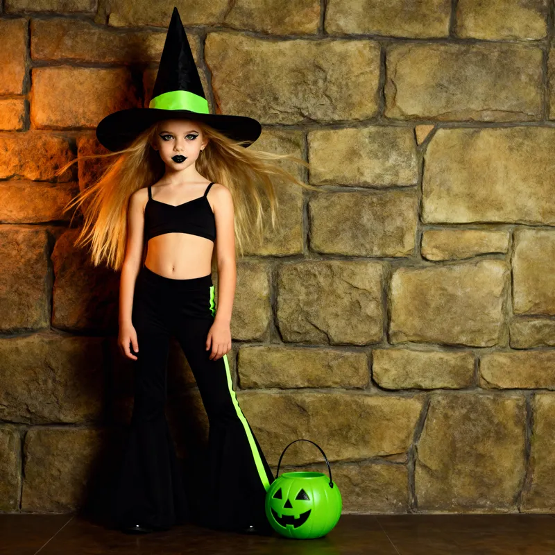 Gothic Witch Girl: Halloween Style & Confidence