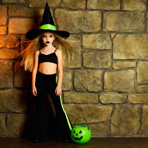 Gothic Witch Girl: Halloween Style & Confidence
