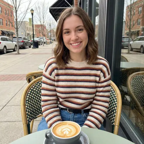 Cute Brunette Girl in Her 20s | Stylish & Petite