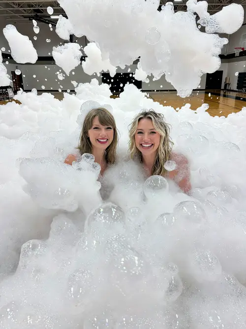 Taylor Swift & Hilary Duff's Fun Foam Party