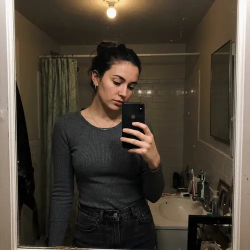 Mirror Selfie on iPhone XS: Tips for Better Light