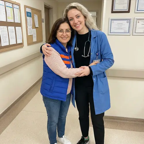 Female Doctor Images: Tutor with Dark Brown Hair & Resident with Light Brown Hair