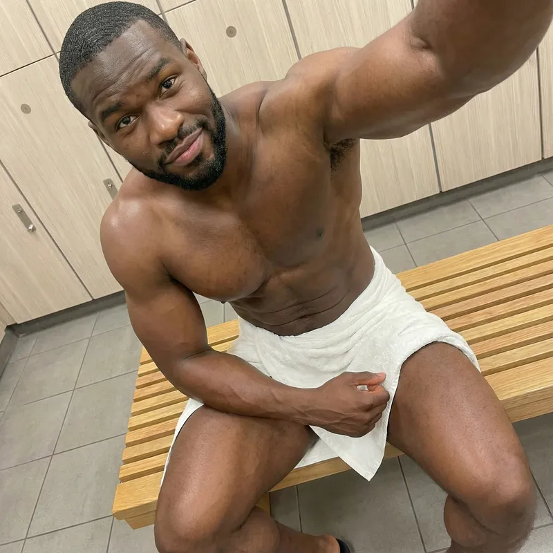 Gym Selfie: Strong Arms & Toned Abs