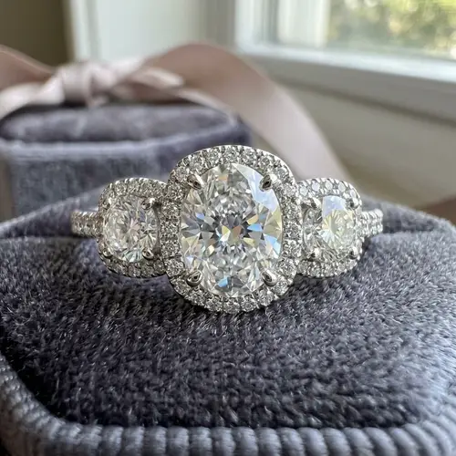 Elegant 2.75 ct Oval Diamond in White Gold Setting