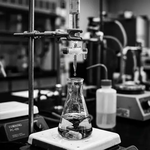 High-Contrast Titration Setup: Macro Photography