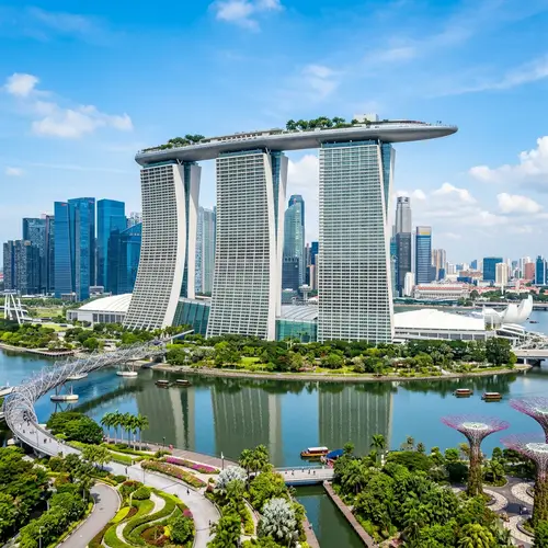 Iconic Marina Bay Sands: Urban Sophistication & Natural Beauty