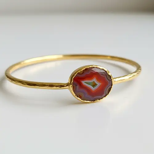 Elegant Gold Bracelet with Center Agate Stone