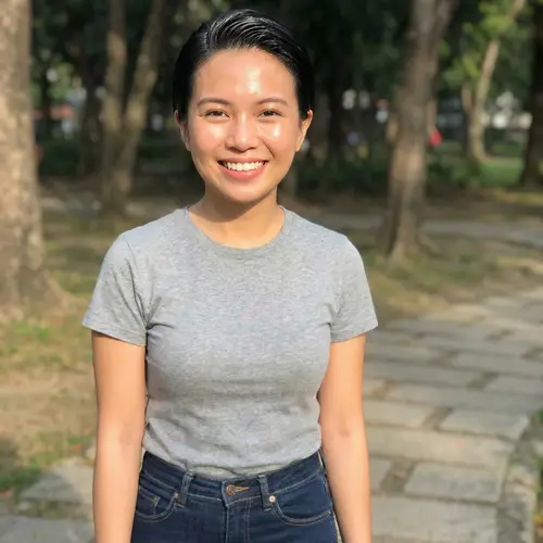 Petite Woman with Short Hair: Athletic Build & Confident Smile