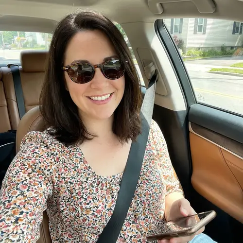 Summer Selfie: Chic 40-Year-Old Woman in Sunglasses